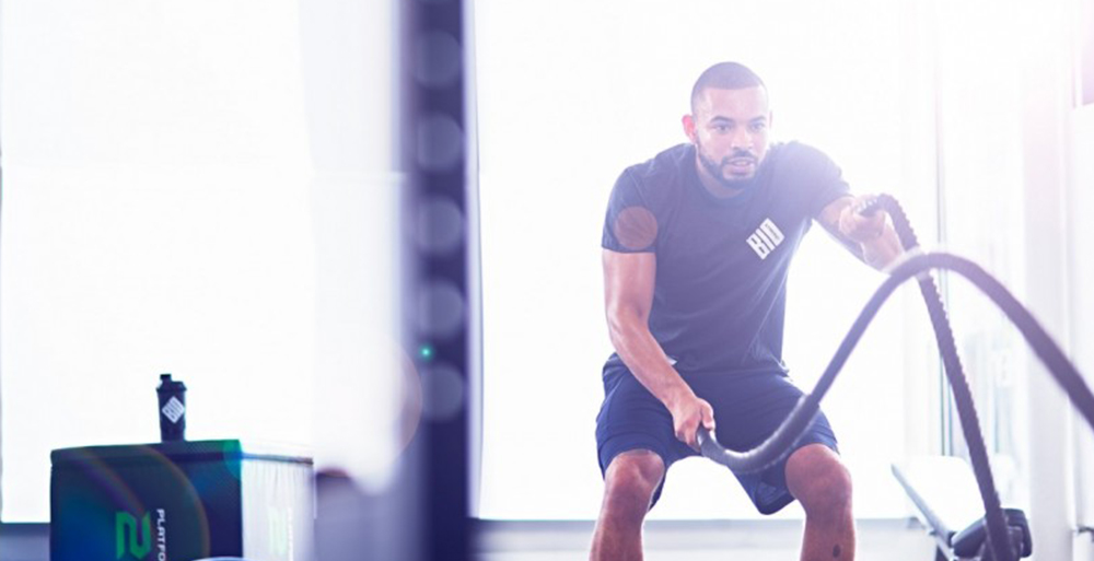 Una buena ropa deportiva hará que el ejercicio sea más cómodo.¿Sabes cómo elegir la ropa de fitness para hombre?